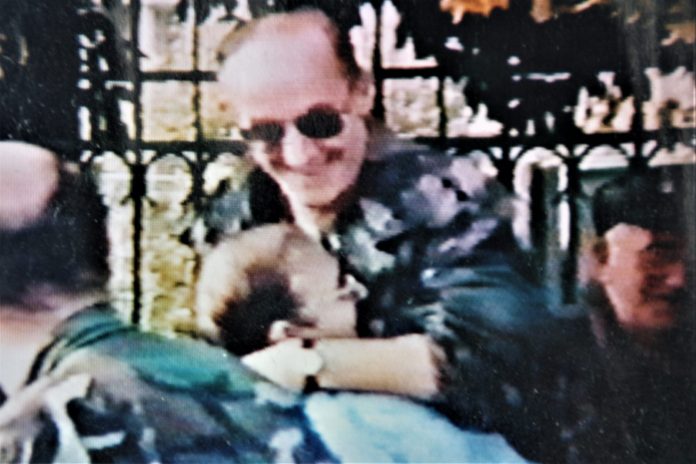 12. Zapovjednik vojarne JNA nakon predaje diže Anton Jurinca predsjendika Kriznogh štaba Čakoverc u veselju u zrak (4)