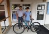 Ivan Klekar i učenik sa svojim novim biciklom