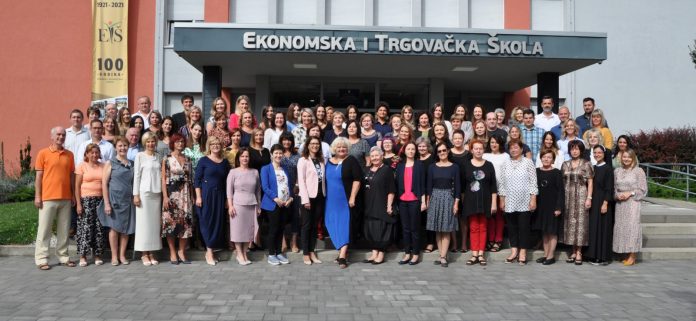 Zajednička fotografija profesora i suradnika Ekonomske i trgovačke škole Čakovec