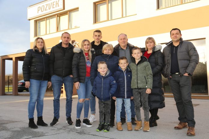 Obitelj Pozvek osnivač Stjepan sa suprugom Dušankom, sin Neven sa suprugom Ivanom i djecom: Antoniom, Rajanom i Markom, te kći Melanija sa suprugom Nenadom i djecom Marinom i Leonom.