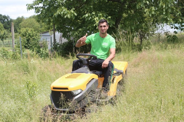 Dubravko Kovačić kosi dvorišta i vrtove po cijelom Međimurju, posla ima baš kao i trave