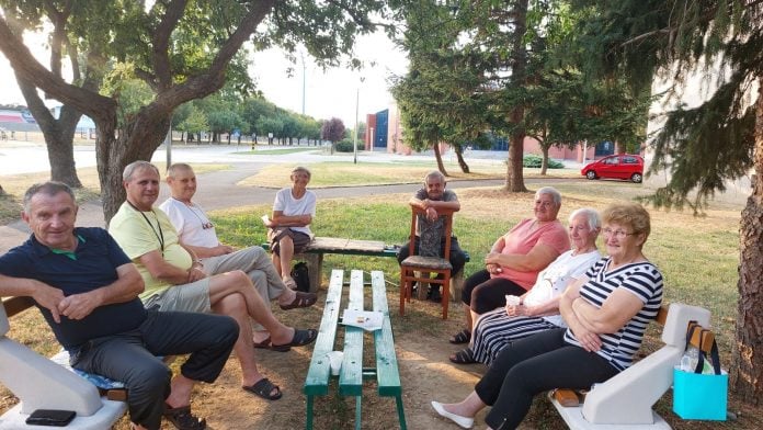 Druženje stanara u Čakovcu Stanari na druženju: Pero Janić, Stjepan Matić, Vlado Branilović, Nada Branilović, Antun Tot, Đurđa Belec, Jelena Gosarić i Anica Šarić