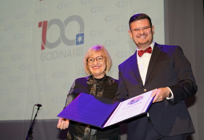 Srebrenka Mesić uručila je  ravnatelju bolnice Igoru Šegoviću Povelju
