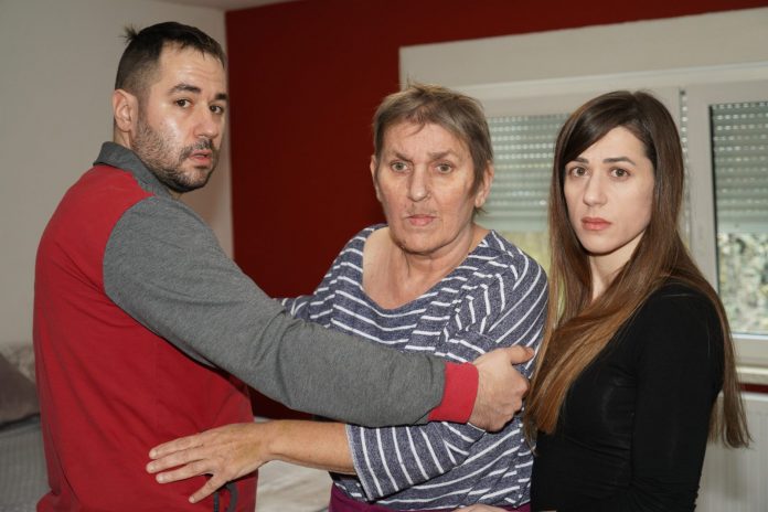 Dijana Novak (u sredini) kojoj pomažu njena djeca, sin Saša i kćer Ana