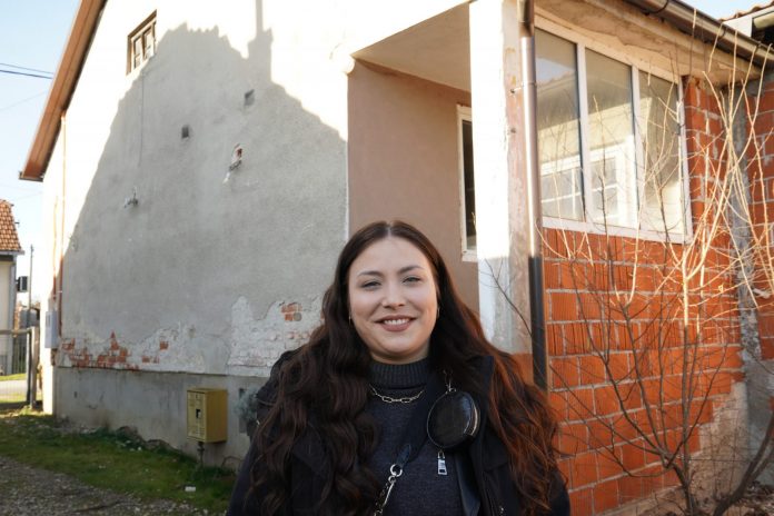 Iva Muminović ispred svoje kuće koja je u fazi renovacije