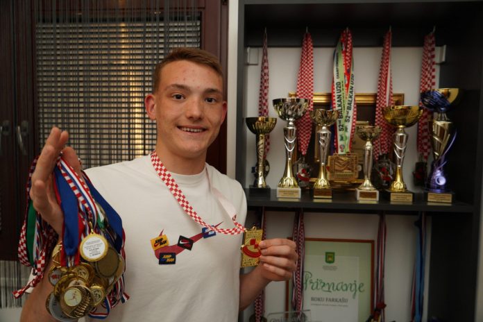 Mladi atletičar ponosni je vlasnik brojnih osvojenih medalja