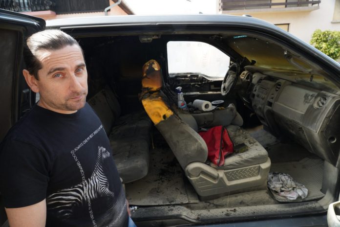 Još vidno potreseni Siniša Novak pokazuje unutrašnjost forda koji je pretrpio nepovratnu štetu