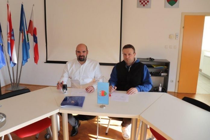 Ugovor o radovima potpisali su načelnik Emanuel Sinković i Igor Lepen, direktor poduzeća LEPEN d.o.o
