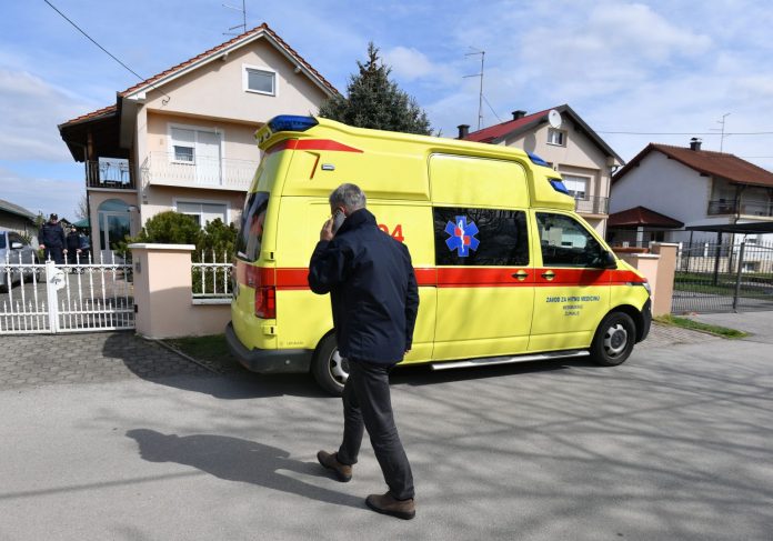 Prilikom pretresa kuće na teren je stigla i hitna pomoć, foto PIXSELL Vjeran Žganec Rogulja