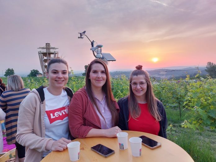 izlazak sunca na dočeku ljeta na Mađerkinom bregu, a ispred stola tri dame stoje