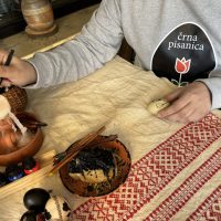 Biserka i Marko Vučenik batik tehnikom izrađuju črne pisanice u Donjoj Dubravi