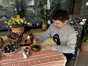 Biserka i Marko Vučenik batik tehnikom izrađuju črne pisanice u Donjoj Dubravi