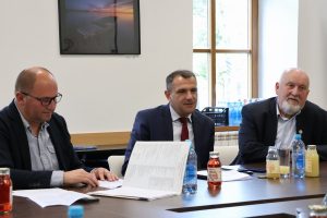 Matija Posavec, Josip Grivec i još jedan gospodin na sjednici Gospodarskog socijalnog vijeća