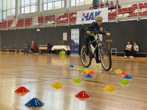 Dječak na biciklu u školskoj dvorani na Županijskom natjecanju ''SIGURNO U PROMETU 2024.''