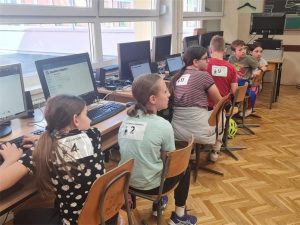 Djeca sjede za računalima