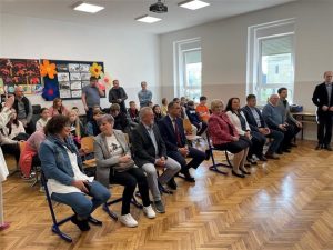 Sudionici i posjetitelji Županijskog natjecanja ''SIGURNO U PROMETU 2024.'' sjede u školskoj učionici