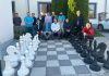 Članovi Šahovskog kluba Miklavec iza vanjskog šahovskog polja