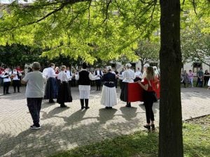 Folkloraši Međimurja okupili se na smotri u Donjoj Dubravi i plešu u centru mjesta