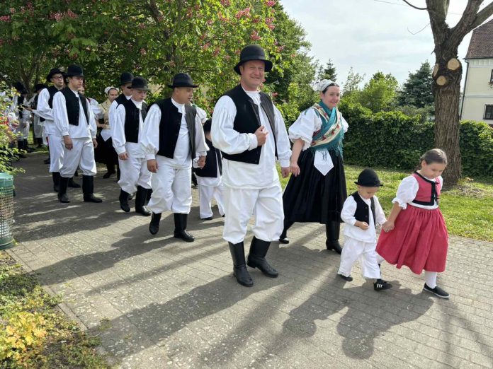 Folkloraši Međimurja okupili se na smotri u Donjoj Dubravi te mimohodom kreću na nastupe