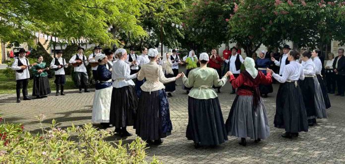 Folkloraši Međimurja okupili se na smotri u Donjoj Dubravi i plešu u centru mjesta