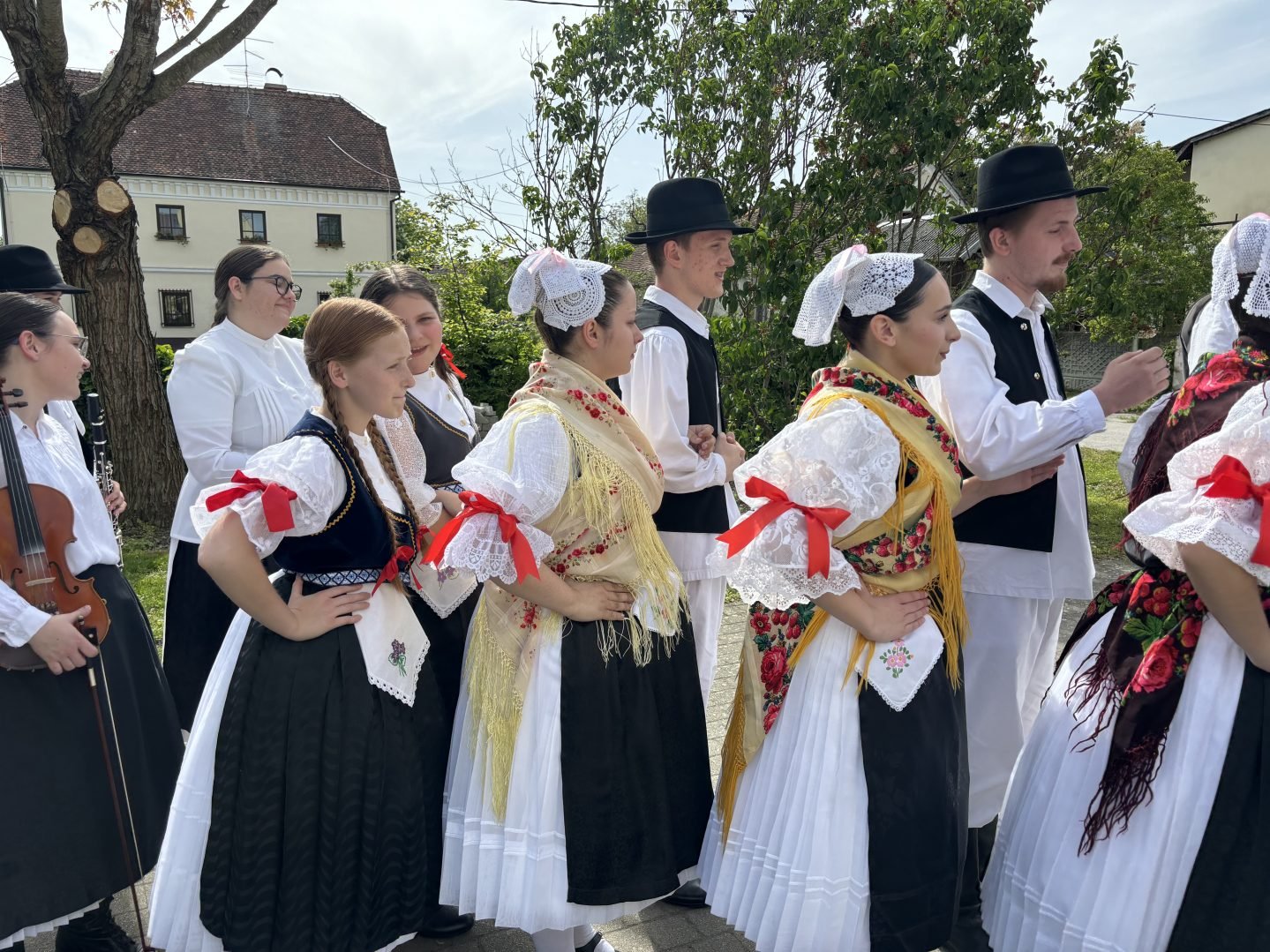 Folkloraši Međimurja okupili se na smotri u Donjoj Dubravi te mimohodom kreću na nastupe