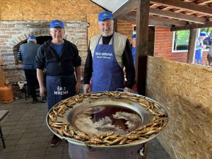 Dva člana SRD-a Mrena pripremaju girice na tanjuru.