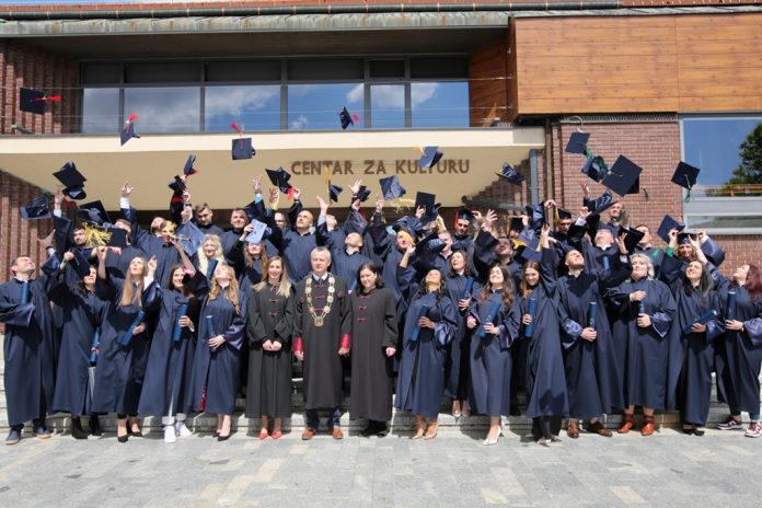Zajednička fotografija novo promoviranih studenata MEV-a 2024. dok bacaju kapice