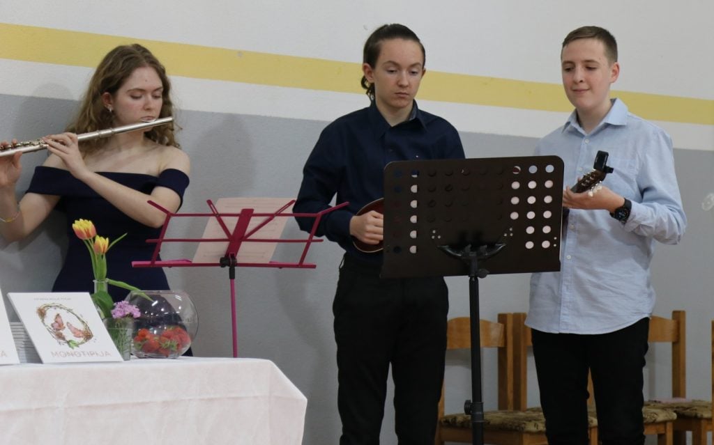djevojka svira flautu, a dva dječaka bisernicu na promociju knjige Katarine Meglić Ptičar 