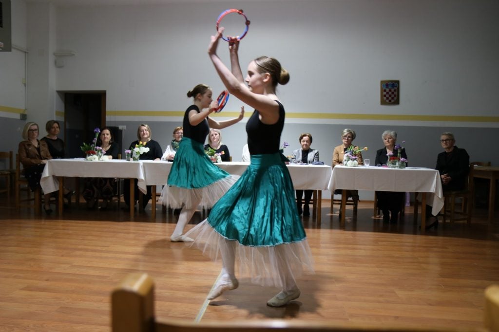 dvije balerine plešu na promociji knjige Katarine Meglić Ptičar 
