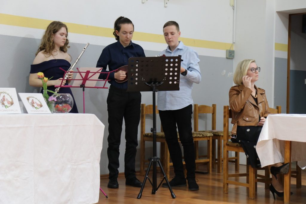 djevojka svira flautu, a dva dječaka bisernicu na promociju knjige Katarine Meglić Ptičar 
