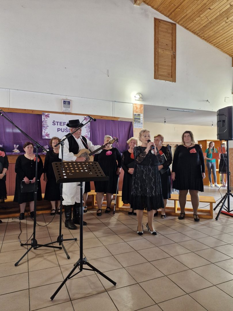 Pjevački zbor Strahoninec