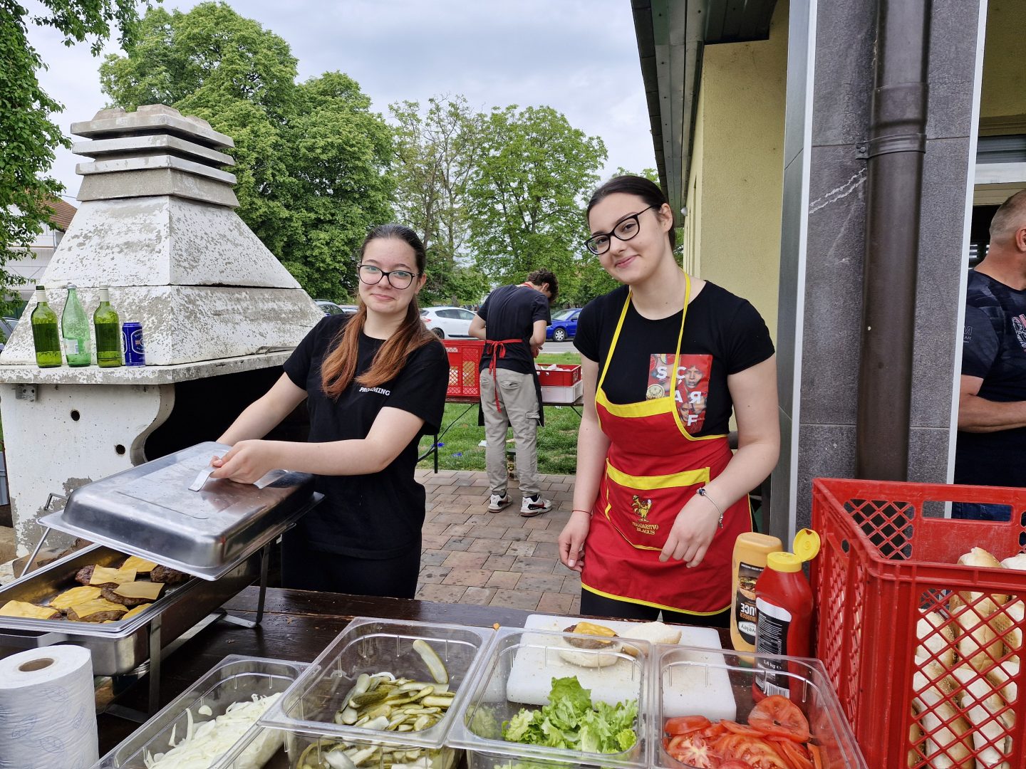 Sara i Josipa spremale su hamburgere