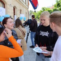 Dvije muške i dvije ženske osobe razgovaraju