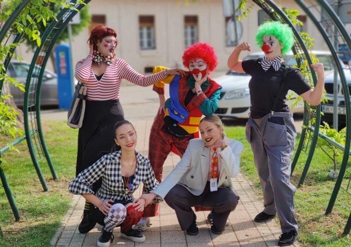 Pet učenica odjeveno u kostime klauna.