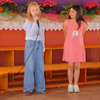 Dvije djevojčice govore na mikrofon