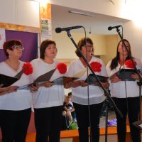Šest ženskih osoba pjeva