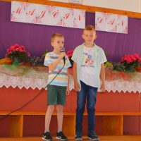 Dva dječaka govore na mikrofon