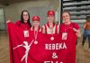 Dvije mažoretkinje i njihove dvije trenerice drže crvenu maramu.