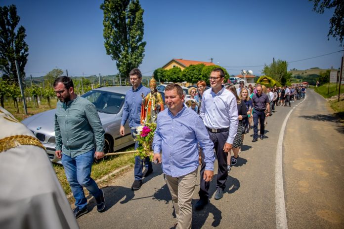 procesija do vinograda u Svetom Urbanu