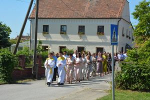 Mimohod pričesnika i roditelja u Donjoj Dubravi.