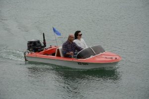Muška i ženska osoba se voze čamcom po HE Dubrava. 