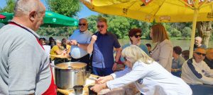 Žiri kulinarskog natjecanja isprobava jela