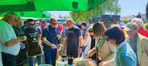Žiri kulinarskog natjecanja isprobava jela