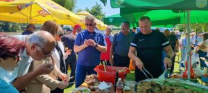 Žiri kulinarskog natjecanja isprobava jela