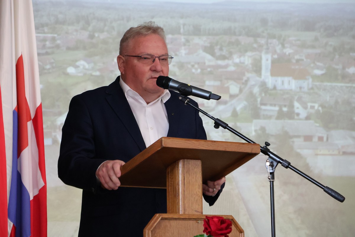Ljubomir Kolarek drži govor
