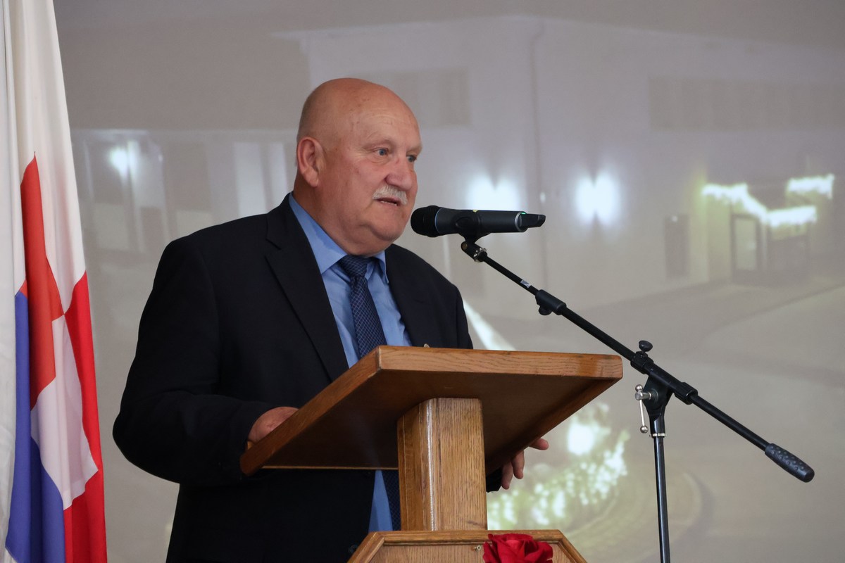 Josip Grivec drži govor