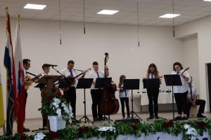 Tamburaši sviraju na pozornici