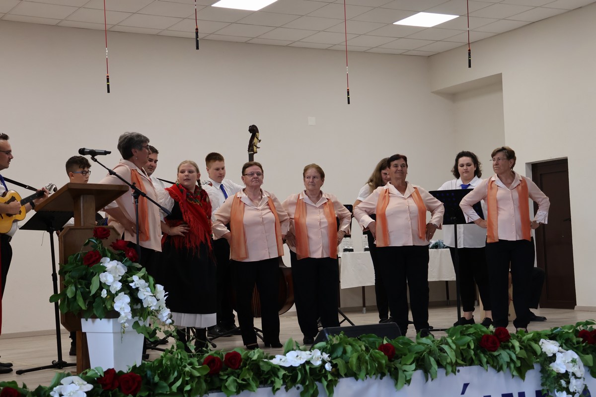 KUD svira i pjeva na pozornici