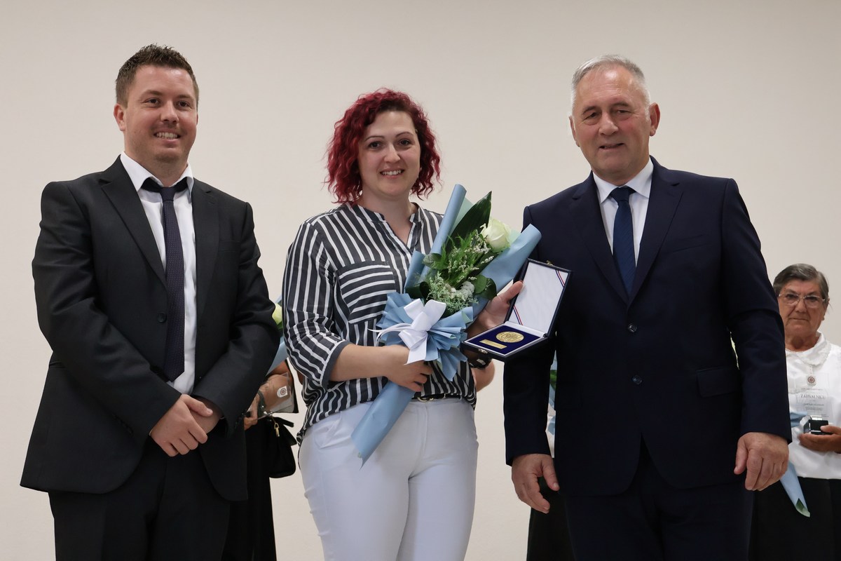 Osobe koje su primila priznanja poziraju za fotografiju