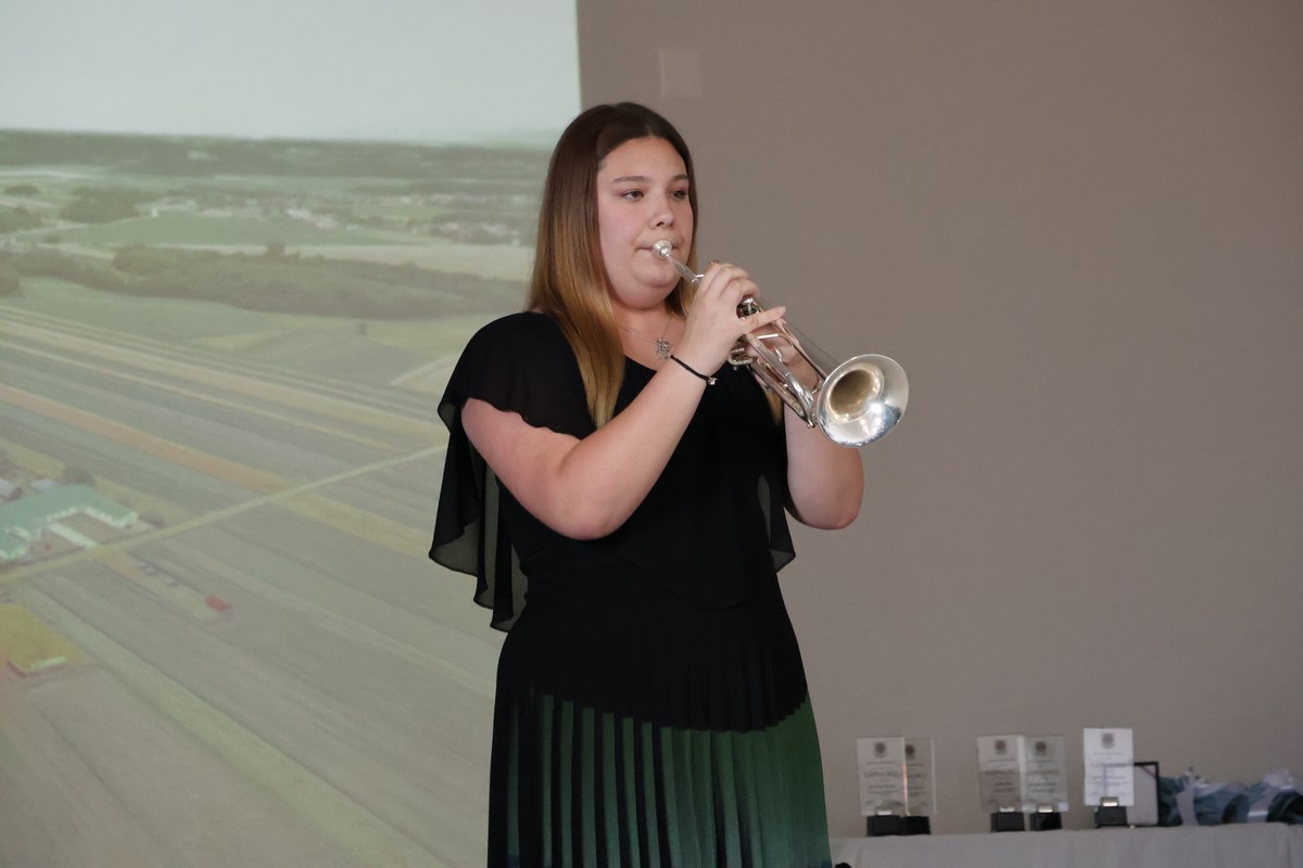 Ženska osoba svira na puhačkom instrumentu